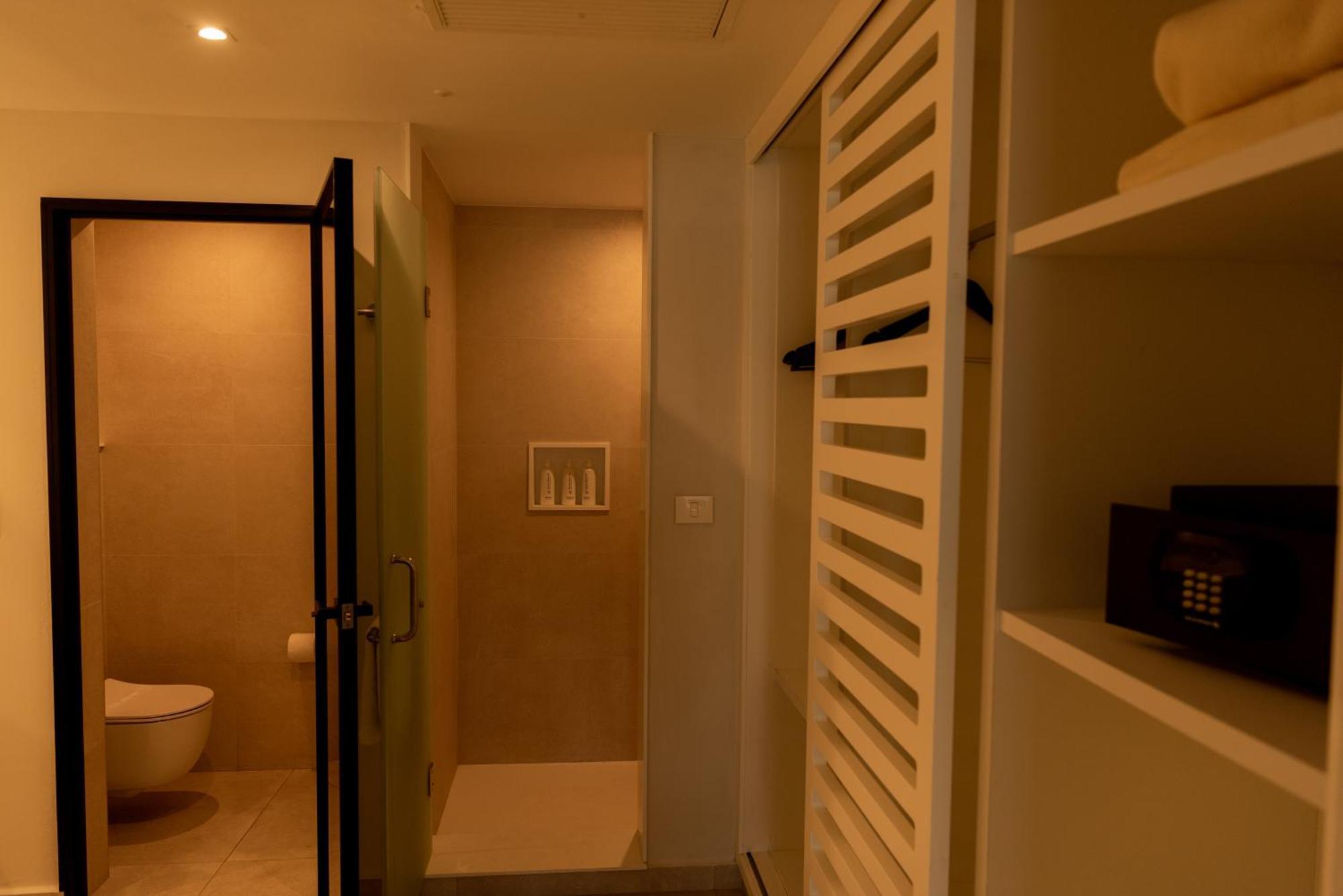 Bahia Principe Grand Punta Cana Eksteriør bilde A sliding door in a bathroom
